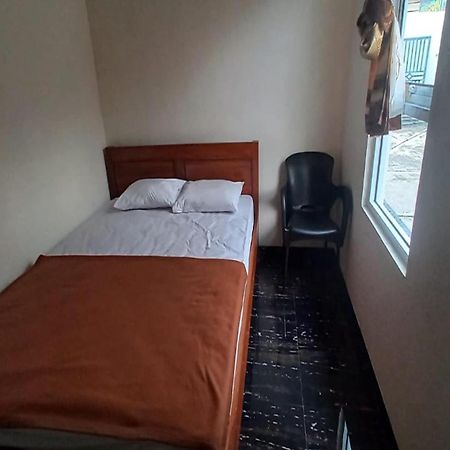Oyo 93767 45 Guest House Sragen Buitenkant foto