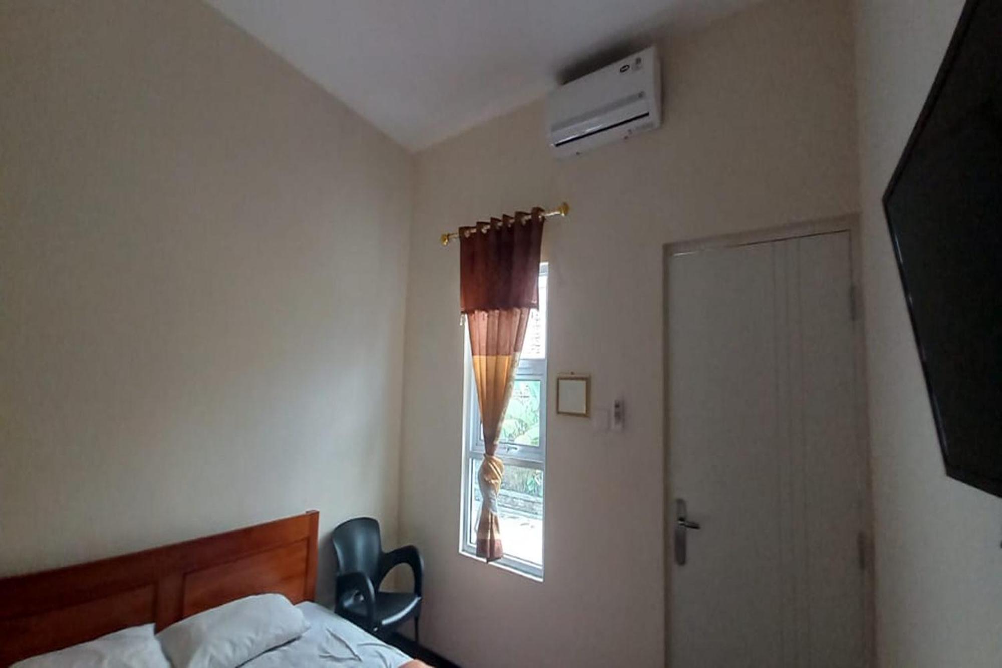 Oyo 93767 45 Guest House Sragen Buitenkant foto