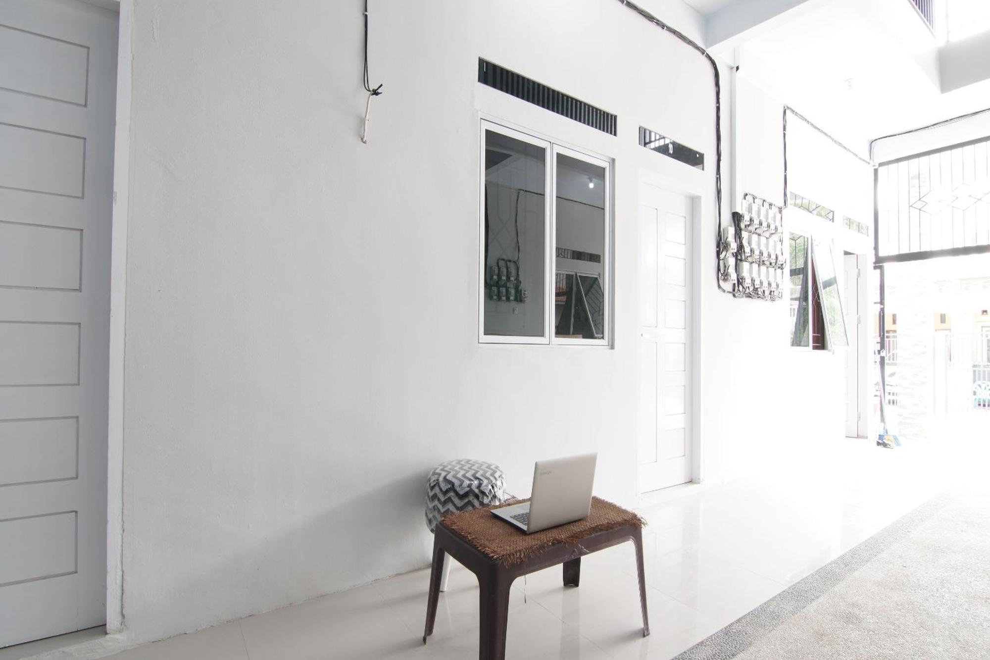 Oyo 93767 45 Guest House Sragen Buitenkant foto