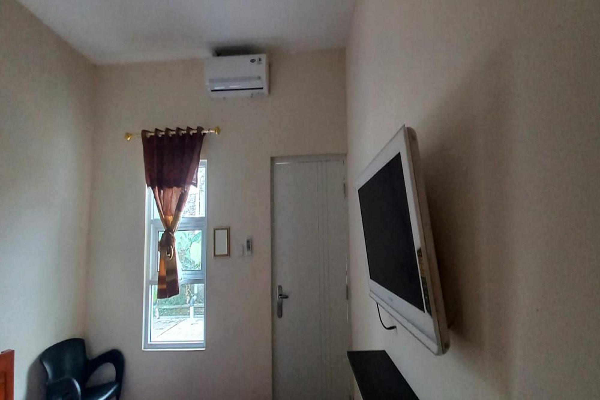 Oyo 93767 45 Guest House Sragen Buitenkant foto