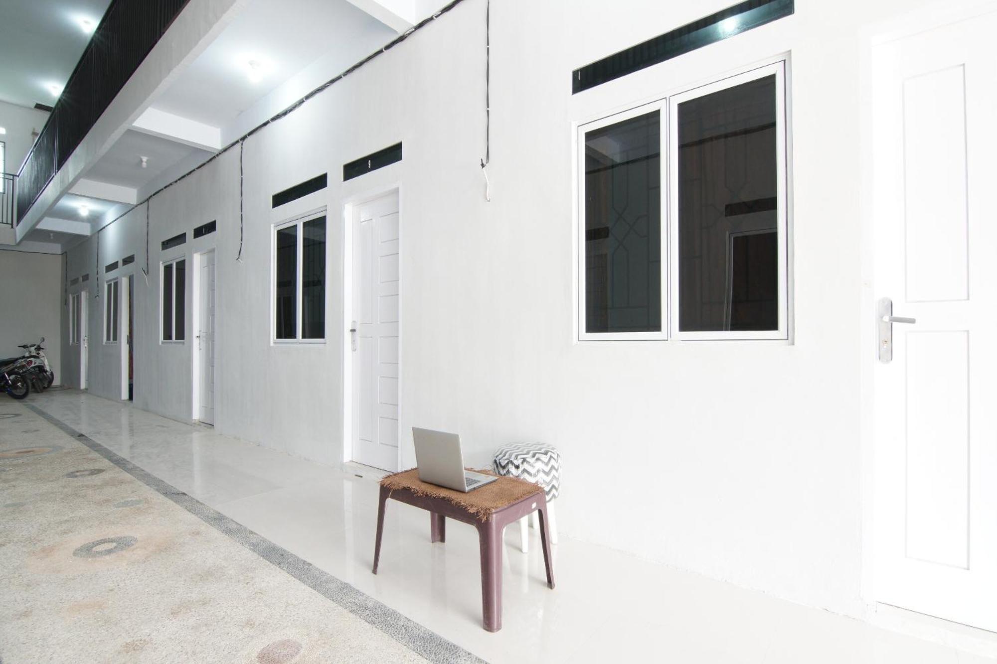Oyo 93767 45 Guest House Sragen Buitenkant foto