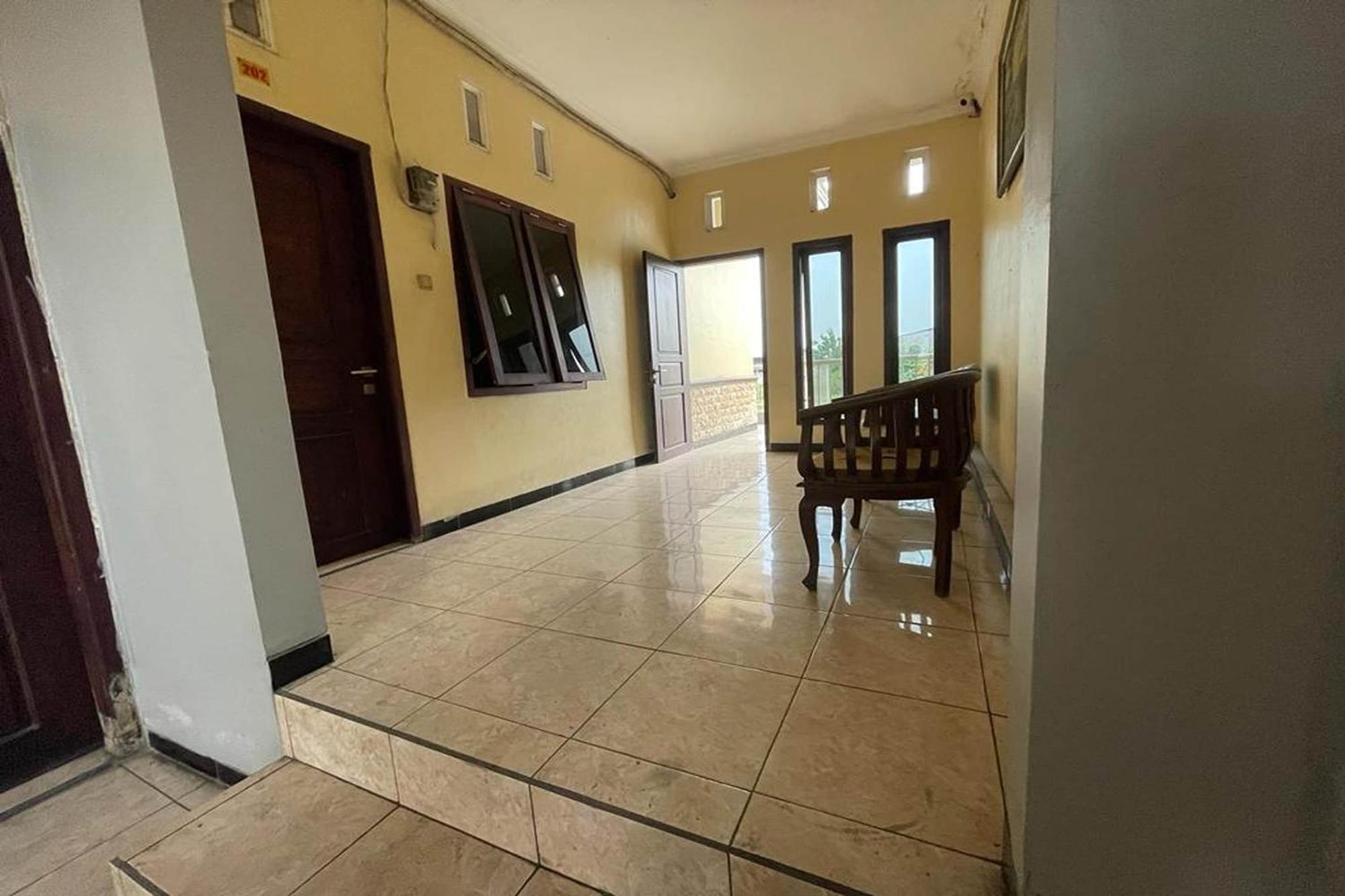 Oyo 93767 45 Guest House Sragen Buitenkant foto