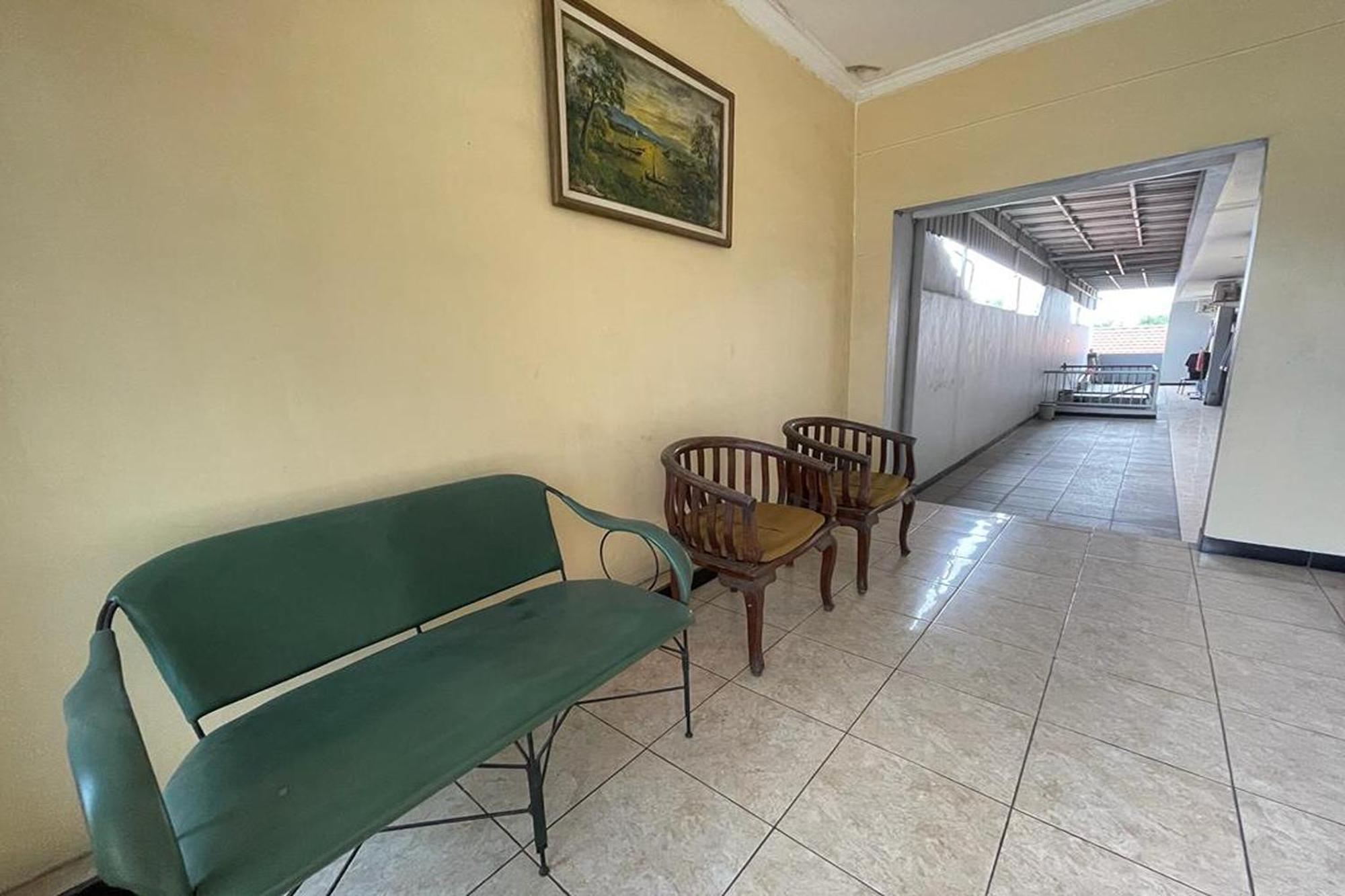 Oyo 93767 45 Guest House Sragen Buitenkant foto