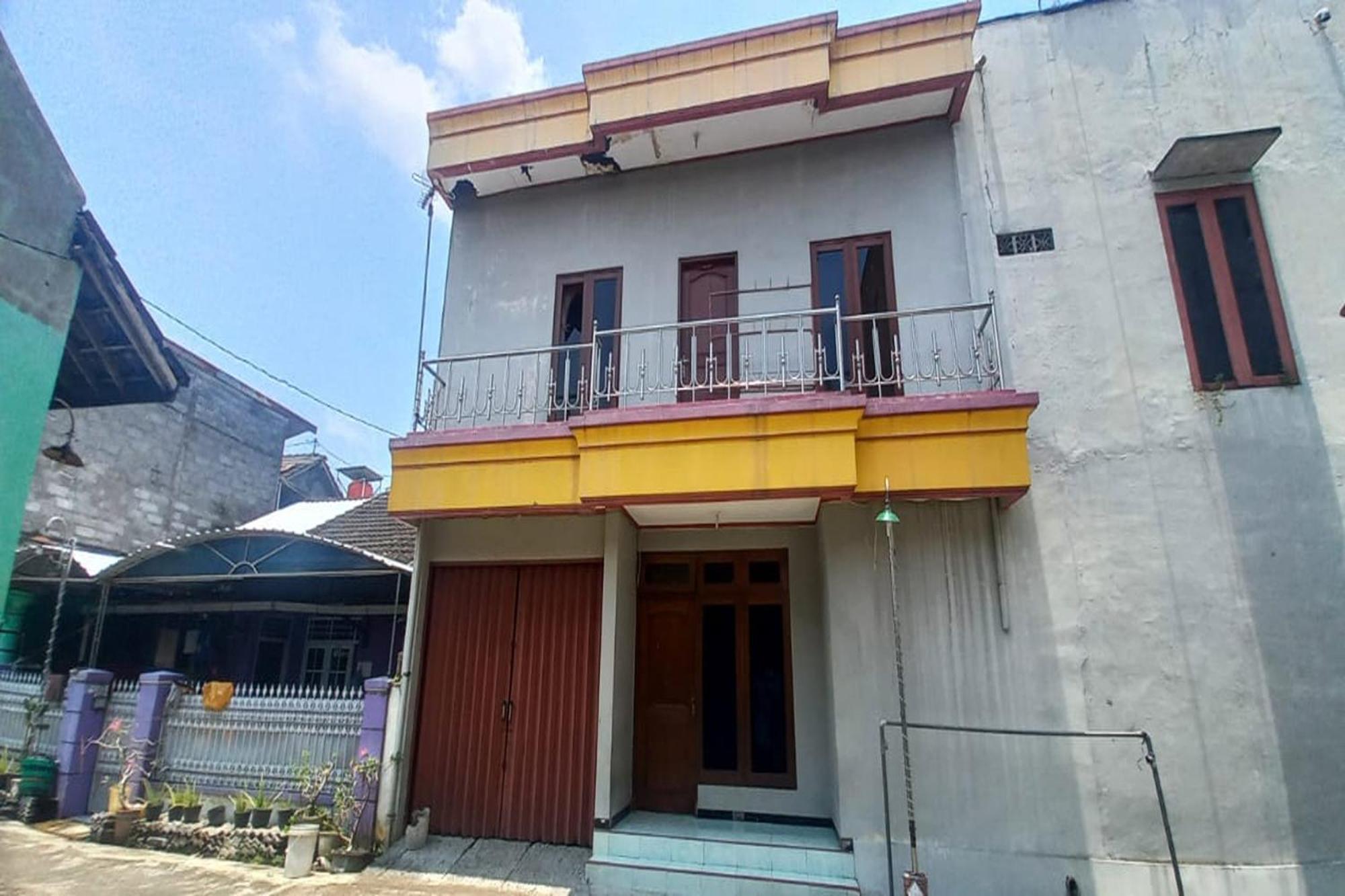 Oyo 93767 45 Guest House Sragen Buitenkant foto